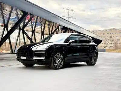 Porsche Cayenne Turbo 2019 — 550 ch, Tout-terrain haute performance — intérieur