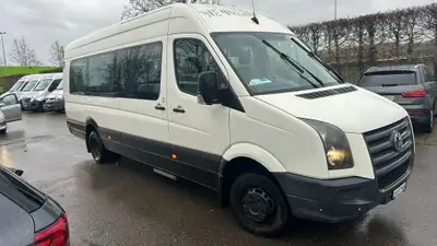 VW Crafter Schulbus 30 places — Bus scolaire fiable, homologué MFK, diesel robuste — vue extérieure