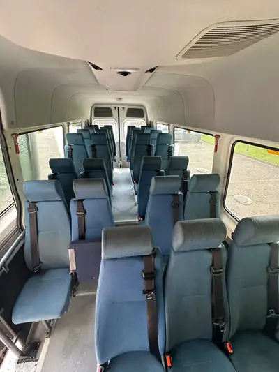 VW Crafter Schulbus 30 places — Bus scolaire fiable, homologué MFK, diesel robuste — intérieur