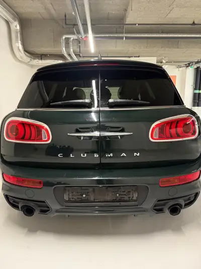 MINI Clubman Cooper John Cooper Works ALL4 — Sportivité et polyvalence en version 6 portes — vista posteriore