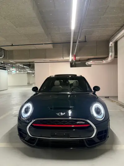 MINI Clubman Cooper John Cooper Works ALL4 — Sportivité et polyvalence en version 6 portes — fianco