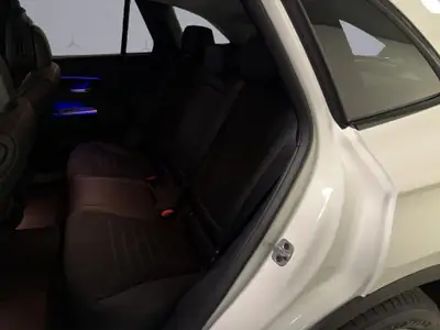 Mercedes-Benz GLC 220 d AMG Line 4Matic — SUV diesel hybride performant et économe — Thumbnail 11