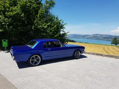 Ford Mustang 1966 — Coupé V8 de légende, restauration récente et faible kilométrage — Außenansicht