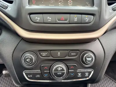 Jeep Cherokee 3.2 Limited AWD — SUV robuste, traction intégrale, toiture panoramique — Thumbnail 21
