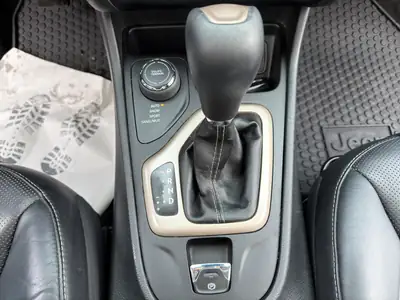 Jeep Cherokee 3.2 Limited AWD — SUV robuste, traction intégrale, toiture panoramique — Thumbnail 22