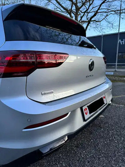 VW Golf 1.5 eTSI mHEV R-Line — Hybride léger, 26 500 km, équipement premium — vista posteriore