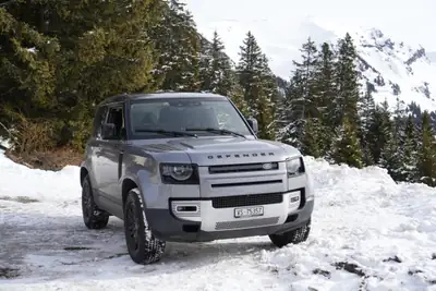 Land Rover Defender 90 P300 Si4 — Légende du tout-terrain, 28'000 km seulement — côté