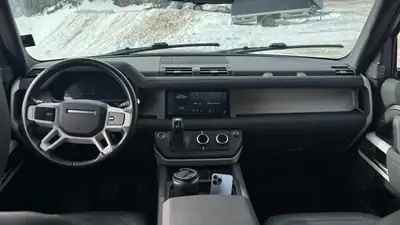 Land Rover Defender 90 P300 Si4 — Légende du tout-terrain, 28'000 km seulement — intérieur