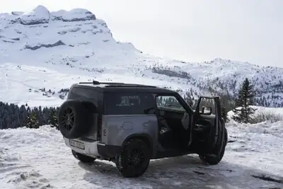 Land Rover Defender 90 P300 Si4 — Légende du tout-terrain, 28'000 km seulement — tableau de bord