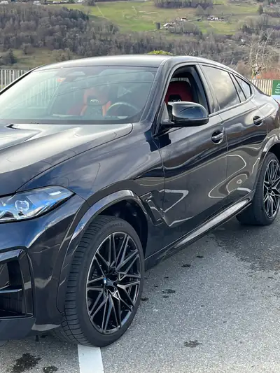 BMW X6M Steptronic M Competition — 626 ch, design noir métallisé, 25 000 km — côté