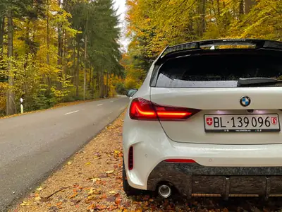 BMW 128ti Steptronic — Berline sportive compacte, 265 ch et boîte auto — côté