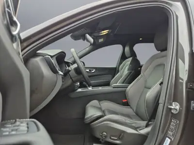 Volvo XC60 2.0 T8 TE Plus Dark eAWD — SUV hybride rechargeable, 26'000 km seulement — Miniature 9