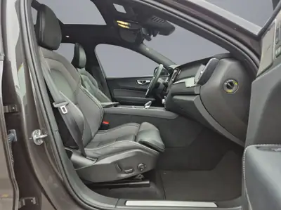 Volvo XC60 2.0 T8 TE Plus Dark eAWD — SUV hybride rechargeable, 26'000 km seulement — Miniature 16