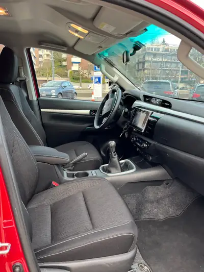Toyota HI-LUX 2.4D-4D Comfort Double Cab 4x4 — Pickup robuste, 8 455 km seulement — Armaturenbrett