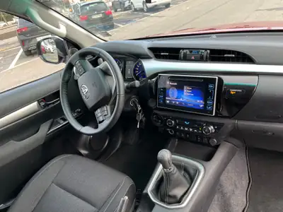 Toyota HI-LUX 2.4D-4D Comfort Double Cab 4x4 — Pickup robuste, 8 455 km seulement — Innenraum