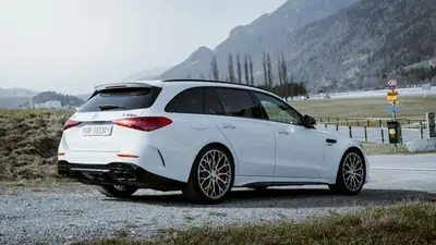 Mercedes-AMG C 63 S Performance 4Matic — Berline sportive hybride, quasi neuve avec 9 800 km — Seitenansicht