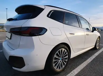 BMW 223 Active Tourer xDrive M Sport — Monospace premium 7 places, toit panoramique, diesel hybride — Heckansicht