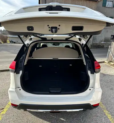 Nissan X-Trail 2.0 dCi Tekna — SUV 4x4 robuste, 92'000 km, sans sinistre — interior