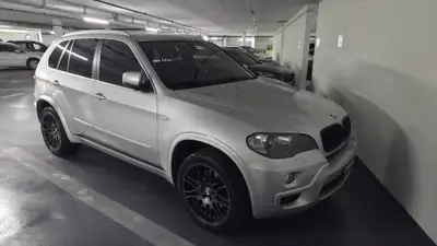 BMW X5 xDrive 30i — SUV premium 2008, Pack M et carnet complet — Heckansicht