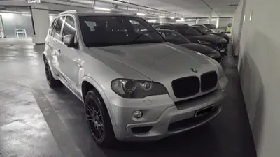 BMW X5 xDrive 30i — SUV premium 2008, Pack M et carnet complet — Seitenansicht