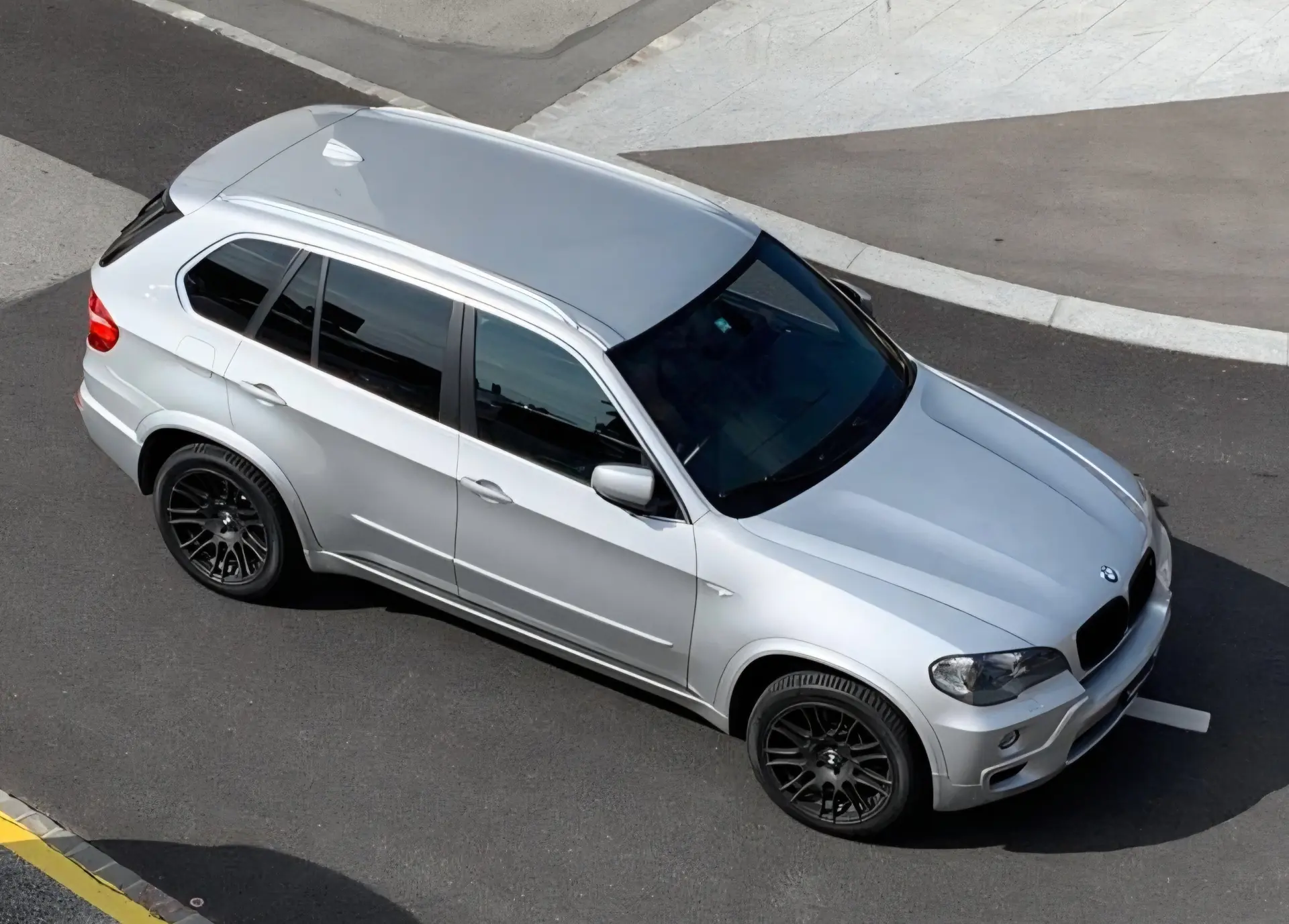 BMW X5 xDrive 30i — SUV premium 2008, Pack M et carnet complet — Außenansicht