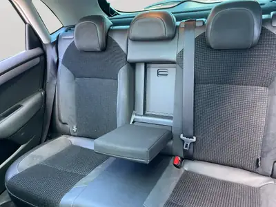 Citroën C4 Berline 1.6 e-HDi Exclusive — Diesel économique, expertisée et sans sinistre — intérieur