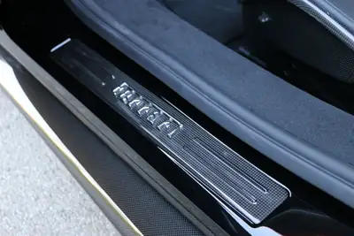 Ferrari 296 GTS Spider 2025 — Hybride rechargeable 830 ch, livrée neuve en Suisse — detail