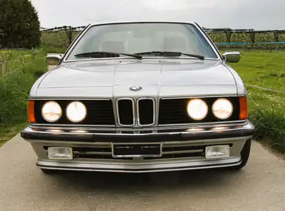 BMW 635 CSi 1982 — Coupé de prestige, 218 ch et seulement 56'000 km — vista esterna