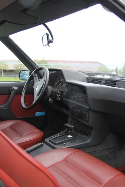 BMW 635 CSi 1982 — Coupé de prestige, 218 ch et seulement 56'000 km — vista posteriore