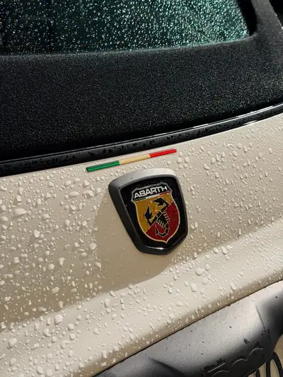 Fiat 595 Abarth Cabriolet — 180 ch purs, 27'000 km, état impeccable — Detail