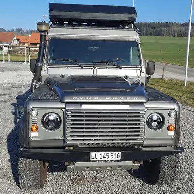 Land Rover Defender TD4 110 SW — L'incontournable des aventuriers, robustesse éprouvée — rear view