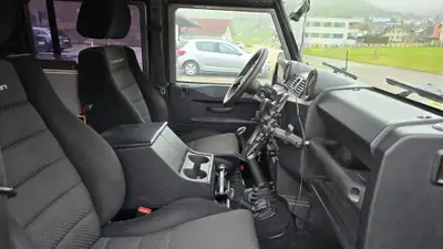 Land Rover Defender TD4 110 SW — L'incontournable des aventuriers, robustesse éprouvée — Thumbnail 7