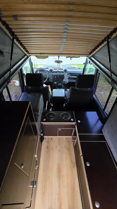 Land Rover Defender TD4 110 SW — L'incontournable des aventuriers, robustesse éprouvée — Thumbnail 10