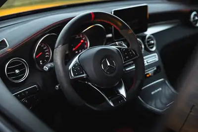 Mercedes-Benz GLC 63 S AMG 4Matic+ — 510 ch de performance pure, très peu kilométré — Miniatura 12