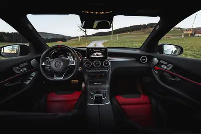 Mercedes-Benz GLC 63 S AMG 4Matic+ — 510 ch de performance pure, très peu kilométré — Miniatura 13