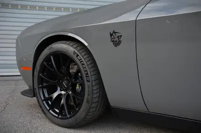 Dodge Challenger Demon 170 — Muscle-car ultime 1025 ch, roues carbone d'usine, faible kilométrage — Miniature 9