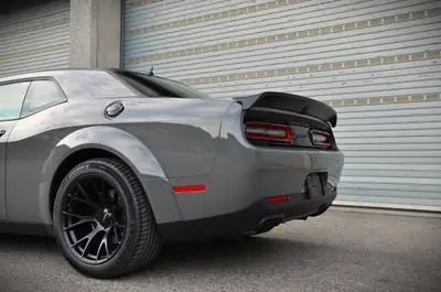 Dodge Challenger Demon 170 — Muscle-car ultime 1025 ch, roues carbone d'usine, faible kilométrage — Miniature 14