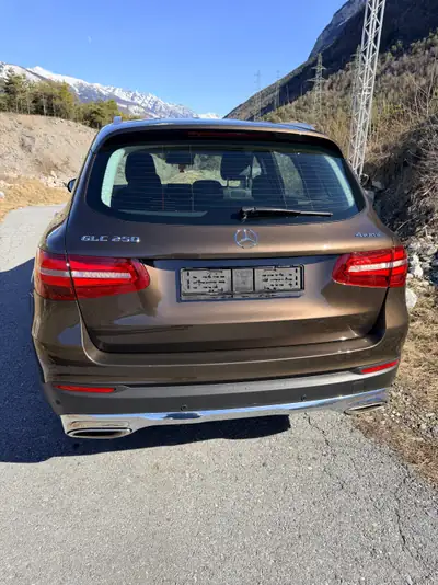 Mercedes-Benz GLC 250 4Matic — SUV premium all-terrain, 98'000 km seulement — side view