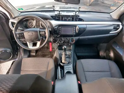 Toyota HiLux 2.4 D-4D 4x4 Comfort — Pick-up robuste, 3339 km, finitions premium — tableau de bord