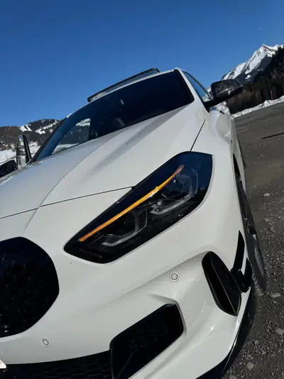 BMW M135i xDrive M Sport — Berline haute performance, full options M-Performance — côté