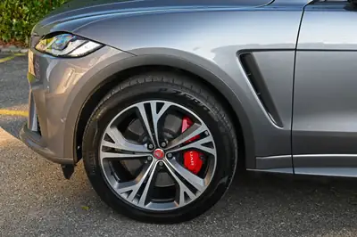 Jaguar F-PACE SVR P550 — Performance V8 550 ch, AWD, finition premium — interior