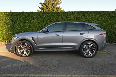 Jaguar F-PACE SVR P550 — Performance V8 550 ch, AWD, finition premium — dashboard