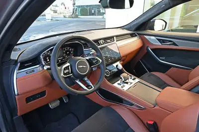 Jaguar F-PACE SVR P550 — Performance V8 550 ch, AWD, finition premium — Thumbnail 10