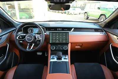 Jaguar F-PACE SVR P550 — Performance V8 550 ch, AWD, finition premium — Thumbnail 13