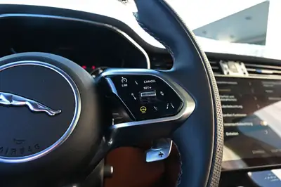 Jaguar F-PACE SVR P550 — Performance V8 550 ch, AWD, finition premium — Thumbnail 15