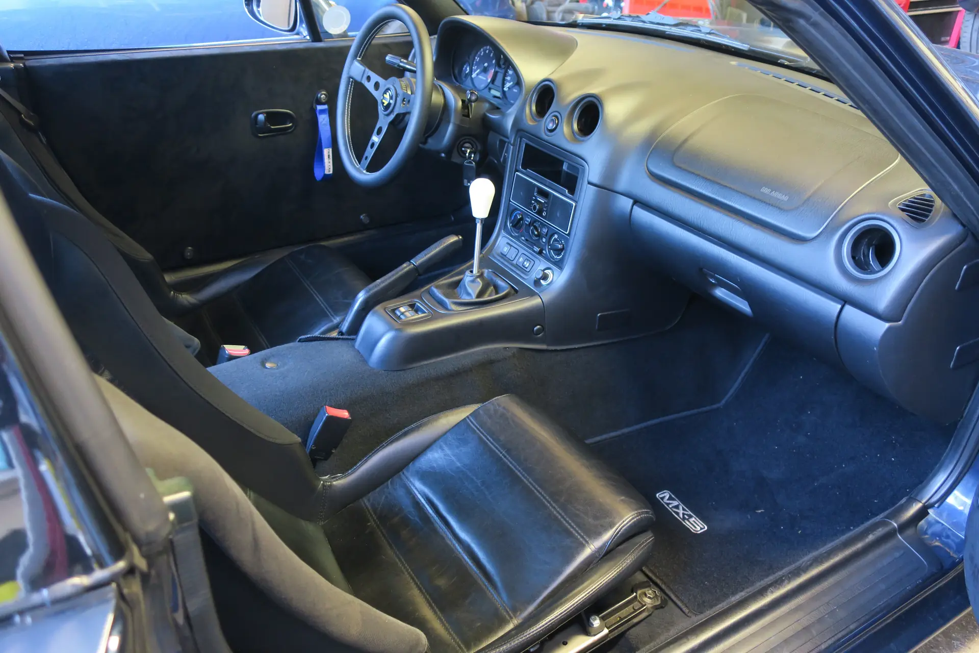 Mazda MX-5 1.6i-16 Youngster — Roadster légendaire, sans accident, essence vive