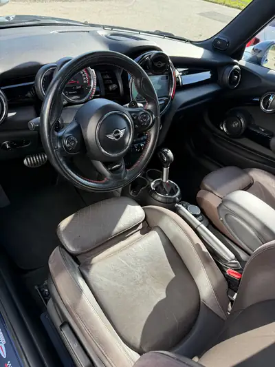 MINI Cooper JCW Steptronic – Sportive et Raffinée — dashboard
