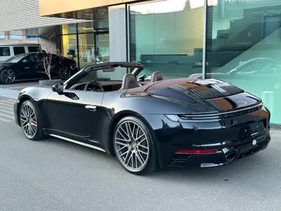 Porsche 911 Carrera 4S Cabriolet — Roadster sportif ultime, 450 ch et équipement premium — side view