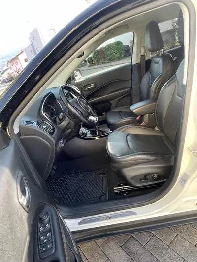 Jeep Compass 1.4 Turbo Limited AWD — SUV compact robuste, 62'000 km, traction intégrale — Innenraum