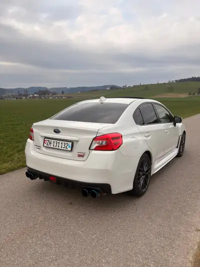 Subaru WRX STI Luxury S — Berline sportive 4WD turbo, navigation et cuir intégral — side view